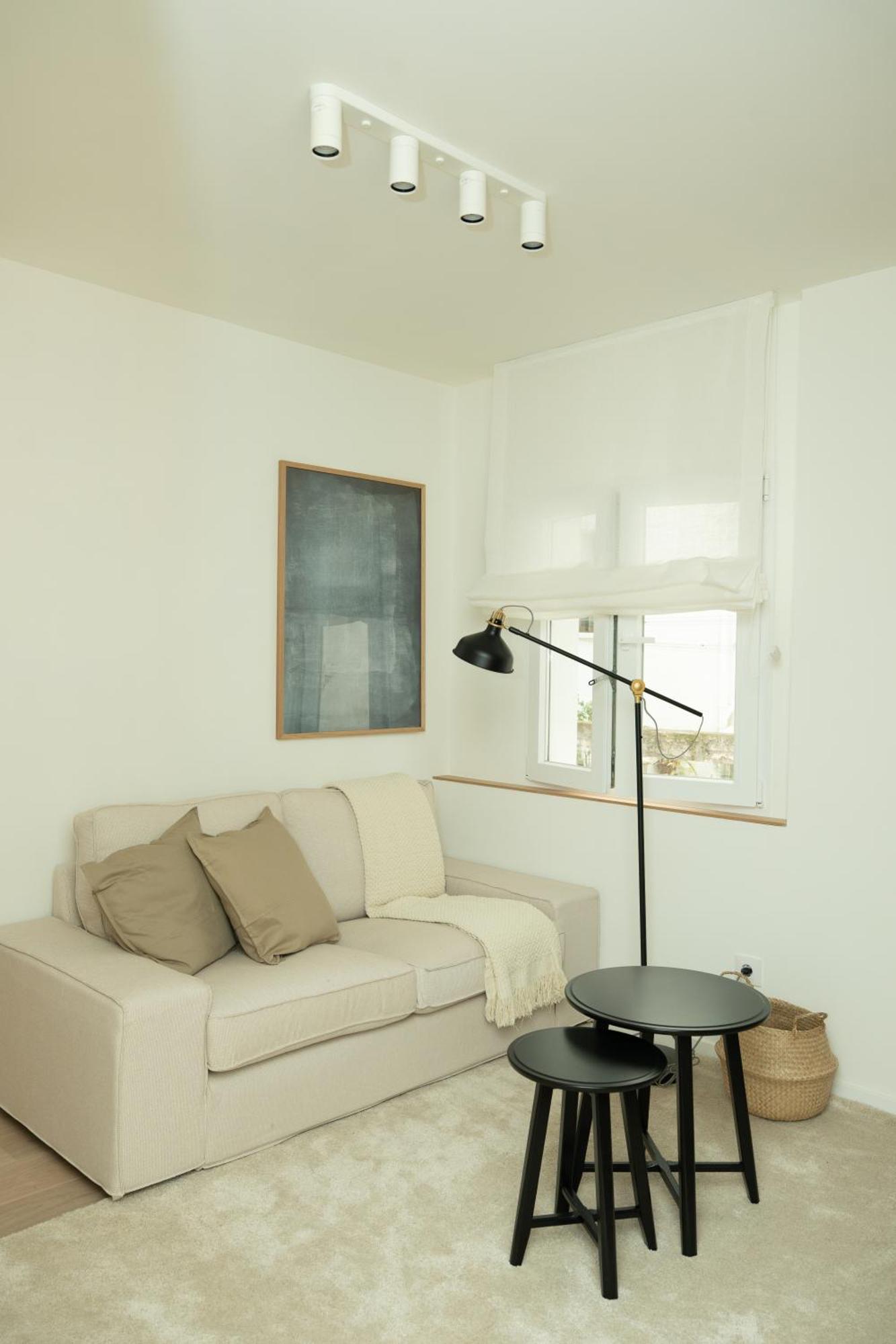 Carvajal Street, Private Rooms